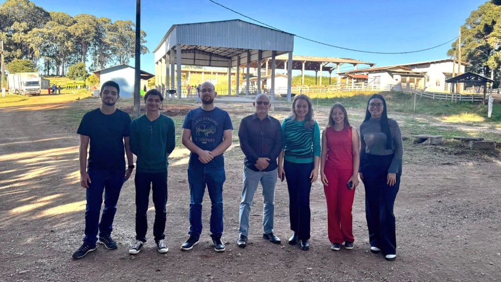 Agipi acompanha a inauguração de abrigo para gado leiteiro na Fazenda Escola da UEPG
