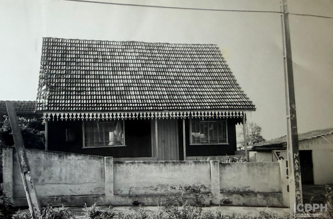 Casa construída entre 1924 e 1925, de propriedade de Abide Jorge Abib, em estilo colonial e com acabamentos em lambrequim.