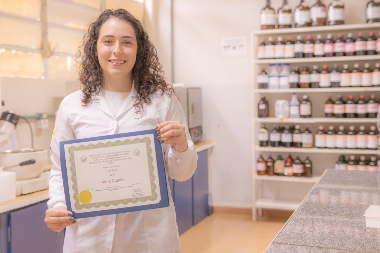 Doutoranda em Ciências Farmacêuticas ganha prêmio em conferência dos EUA
