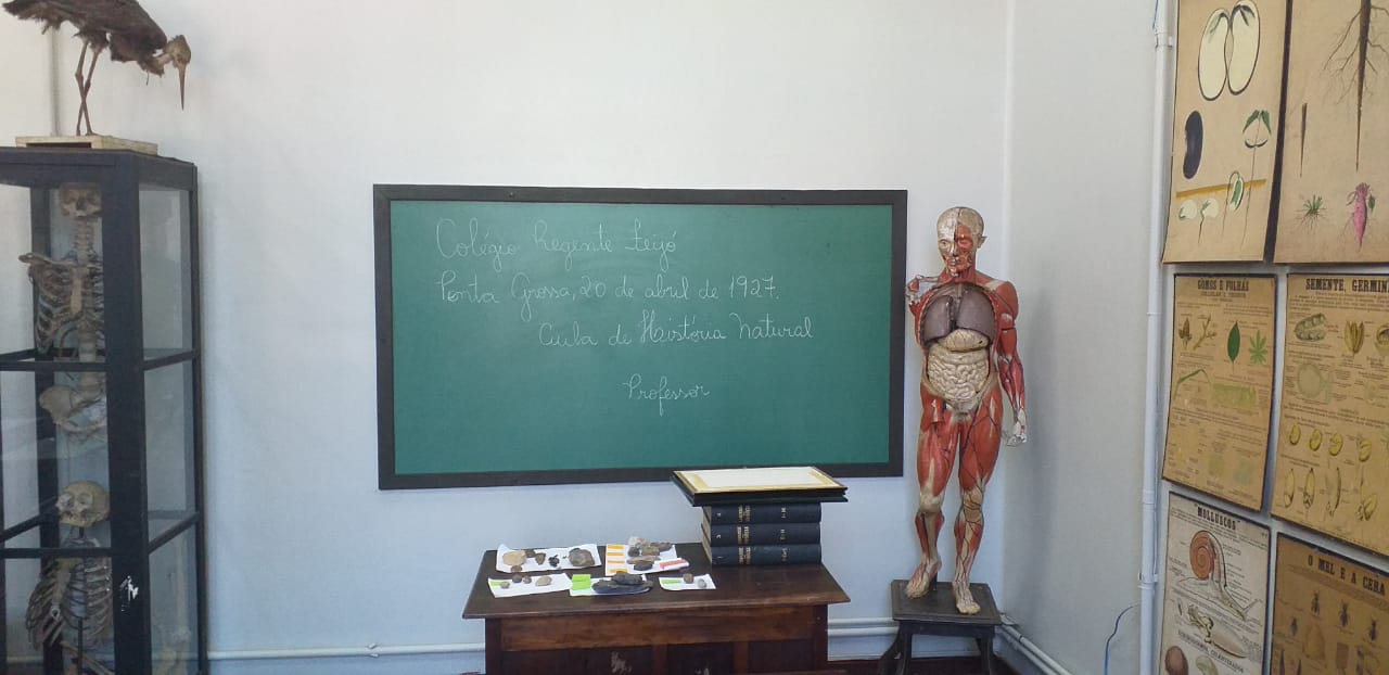 A Sala de Exposição, foi montada para se parecer com uma sala de aula da década de 40