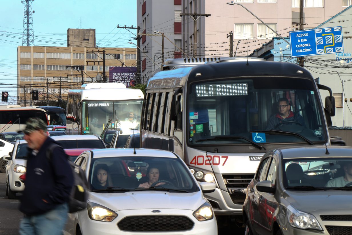 Ponta Grossa apresenta um veículo a cada duas pessoas nas ruas por dia, o que causa problemas ambientais e estruturais