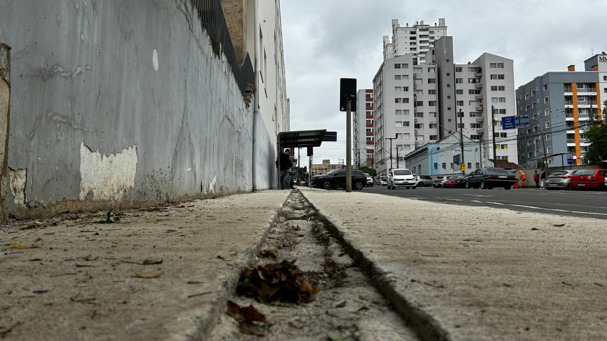 A infraestrutura inadequada compromete o trajeto diário dos moradores até o transporte público
