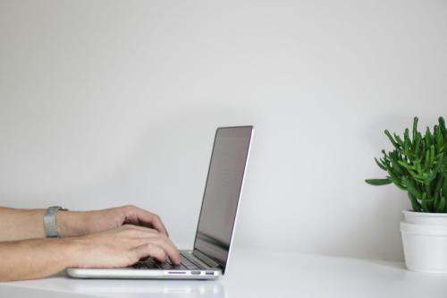 <h3 style="color:#ffffff">MOOCS</h3><br>Cursos Livres<br>Gratuitos