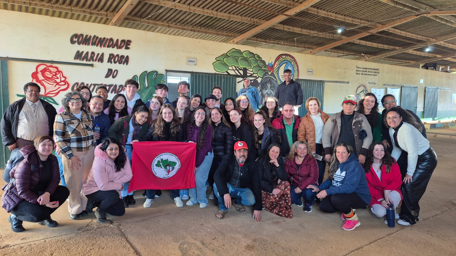 Estudantes e professores de Jornalismo visitam Assentamento do MST em Castro