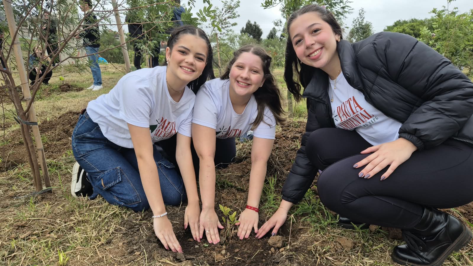 DIA DA ÁRVORE | Estudantes e docentes da UEPG e UTFPR realizam plantio de 300 mudas no Parque Olarias