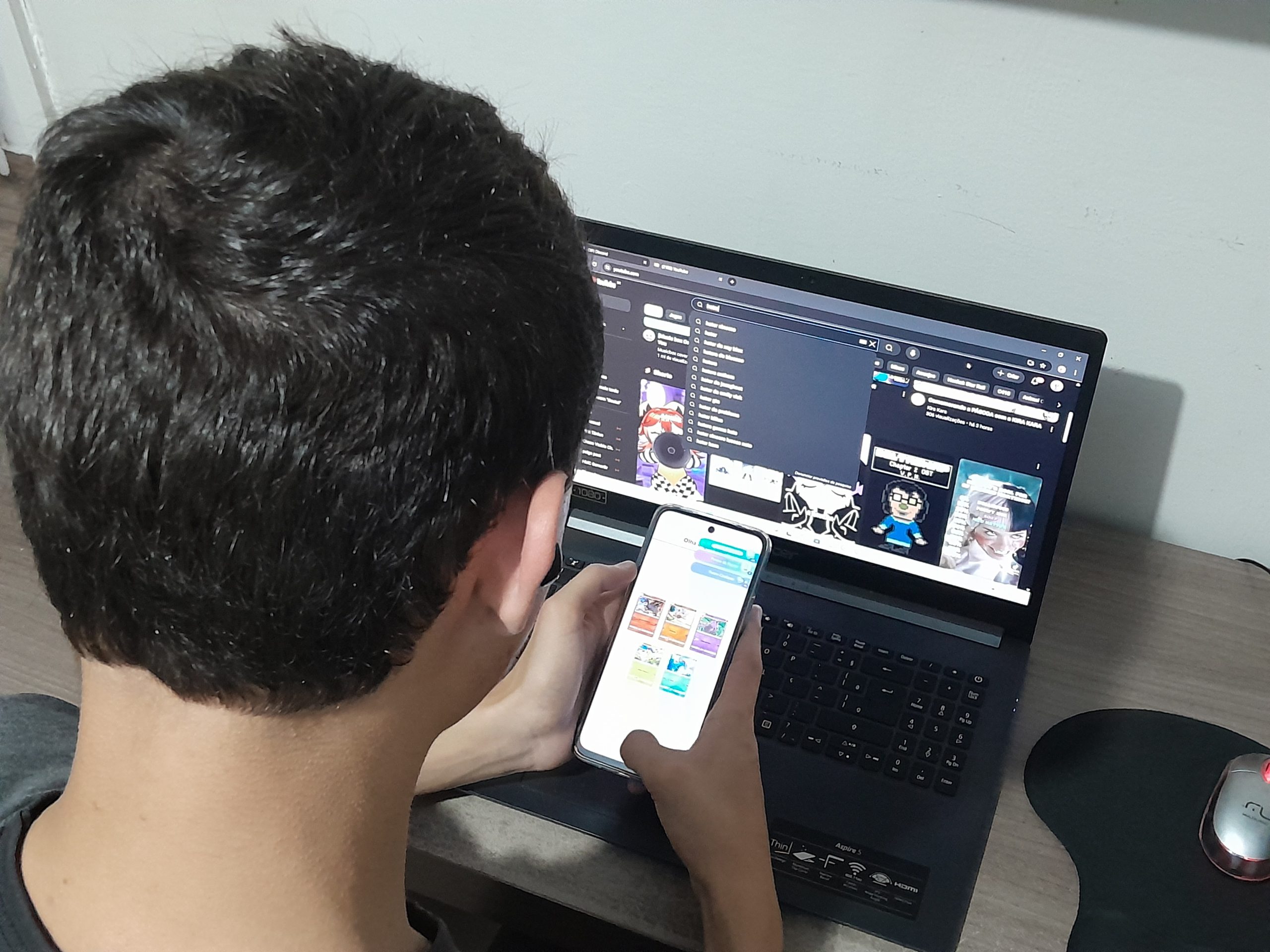 Adolescentes sem supervisão online enfrentam sedução da misoginia digital