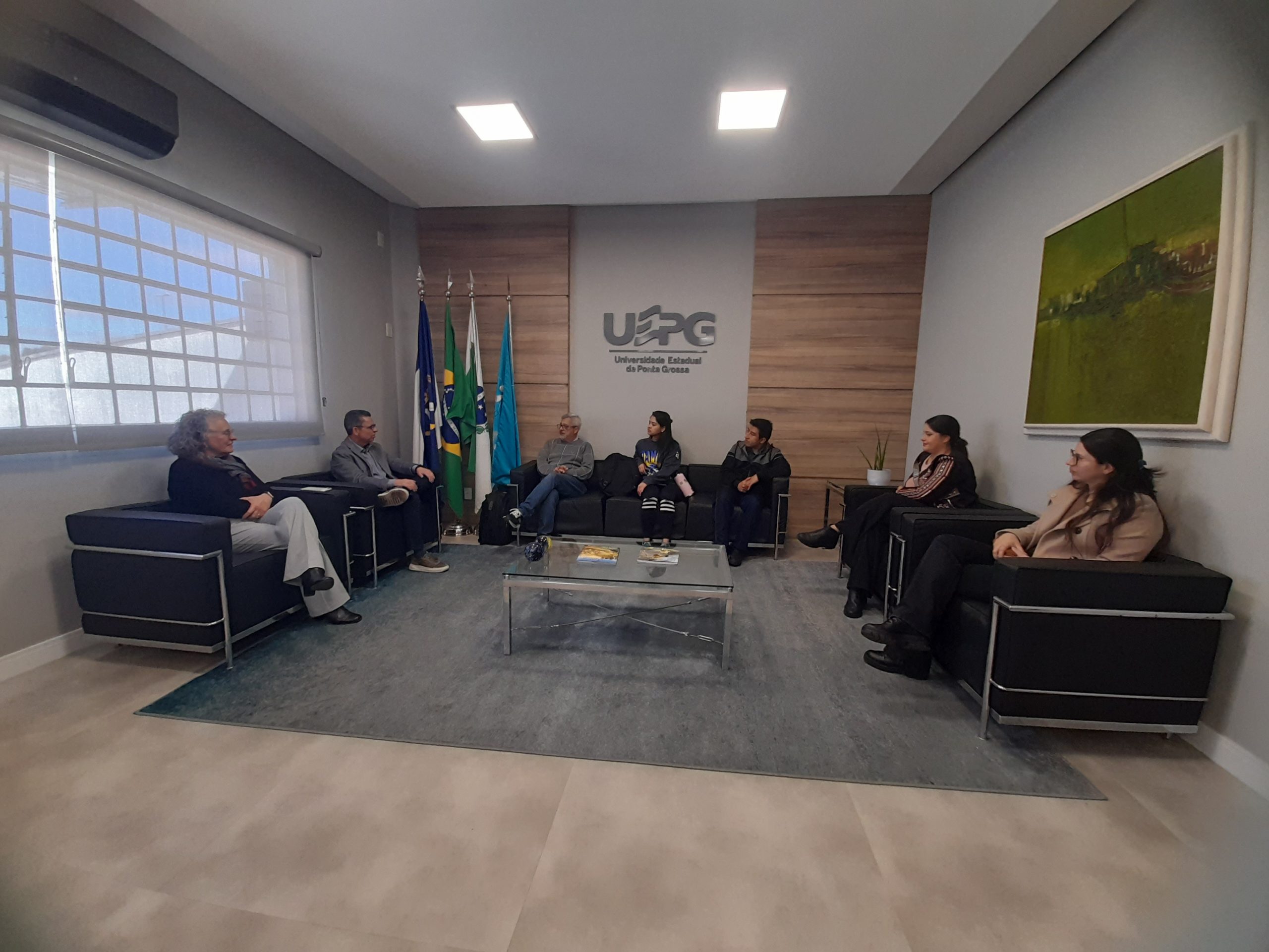 Mestrandos em Jornalismo integrantes do ZICOSUR Universitário foram recebidos pelo Reitor e a Diretora do Escritório de Relações Internacionais (ERI) da UEPG