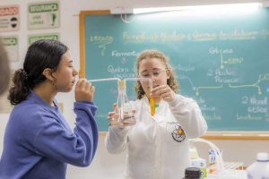 Contém Química reúne alunos em oficinas interativas e celebra o Dia do Químico