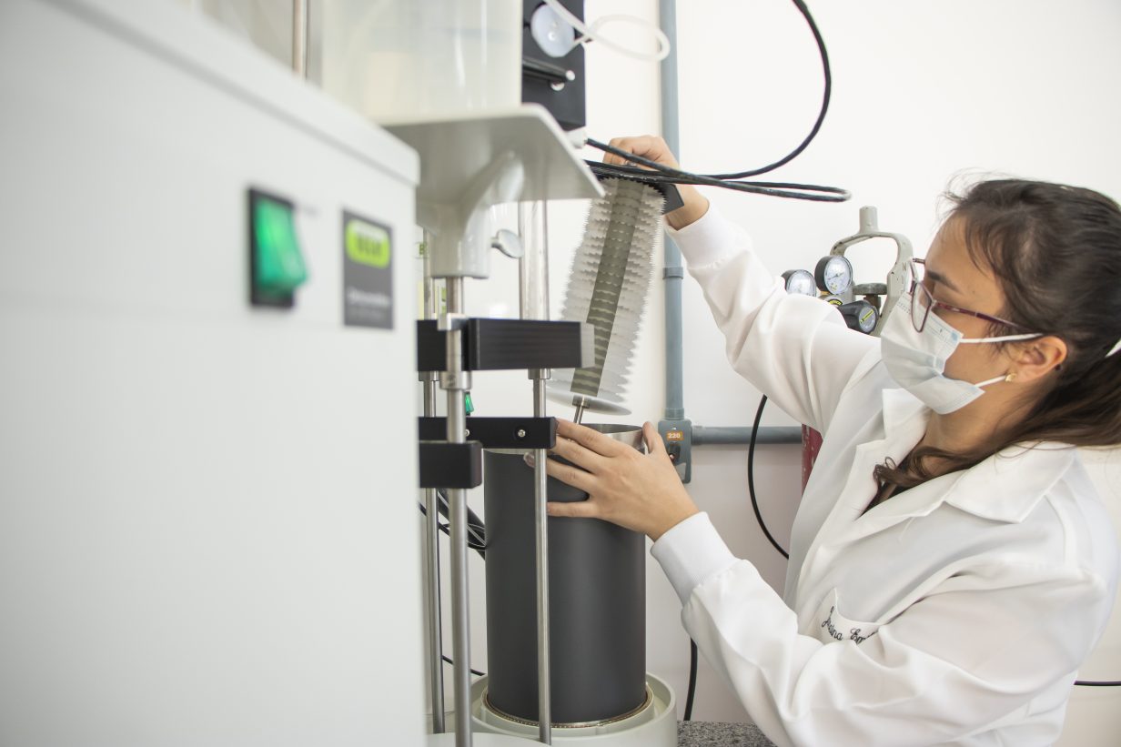 Laboratórios Multiusuários da UEPG disponibilizam equipamento para pesquisas em nanotecnologia